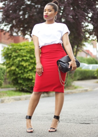 Crvena pencil suknja s bijelim gornjim dijelom - večernji look
