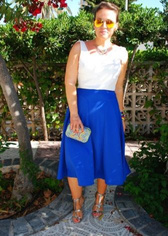 stredne dlhá jasne modrá sukňa na leto