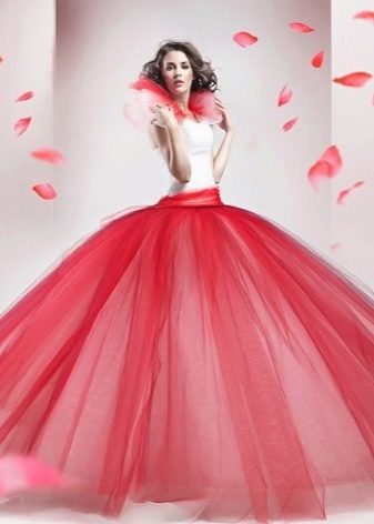 gaun bengkak dengan rok taffeta merah muda