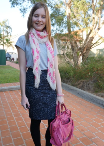 Pencil skirt na sinamahan ng scarf