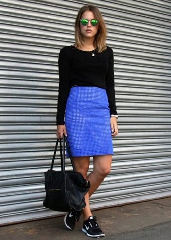 Pakai skirt pensel biru dan jurulatih untuk penampilan kasual