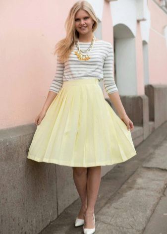 falda de sol amarillo claro