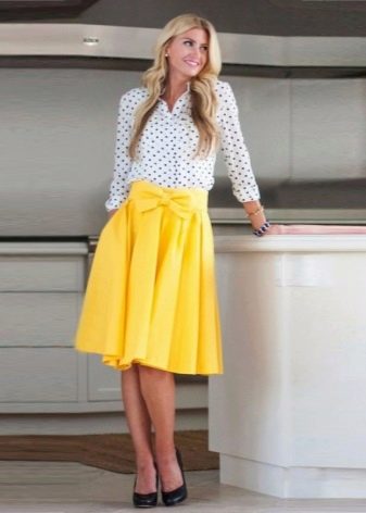 Žlutá středně dlouhá sukně s mašlí