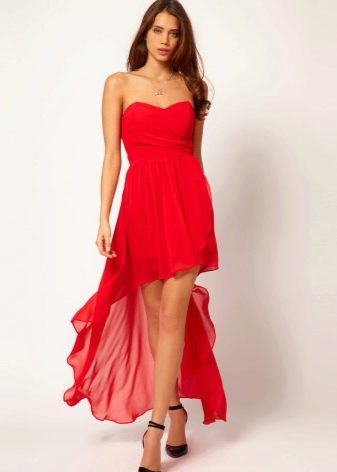 Rotes Kleid mit Schleppe