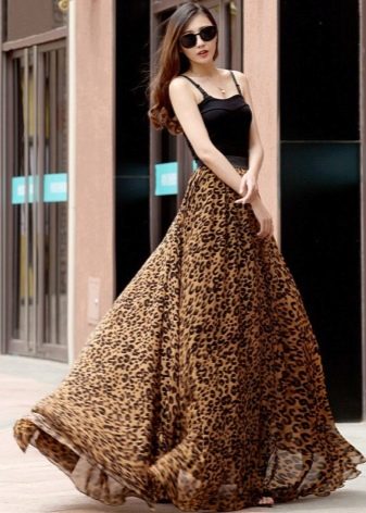 Dlhá sukňa slnko s leopardím vzorom v kombinácii s čiernym tielkom