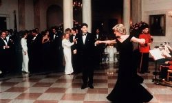 Làm thế nào để cảm thấy như một công chúa: Chiếc váy huyền thoại của Công nương Diana được bán đấu giá