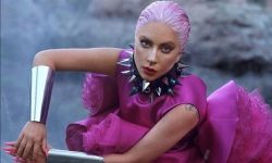 Ragi, smaragda kleita un burbuļķivere: Lady Gaga demonstrēja fantastiskus izskatus ikgadējā VMA balvu pasniegšanas ceremonijā