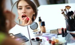 Volunteers assessed the intelligence of women with bright makeup