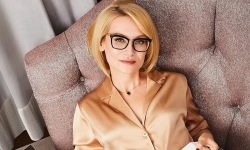Evelina Khromchenko cho biết màu sắc quần áo phù hợp nhất trong mùa thu đông 2021-2022