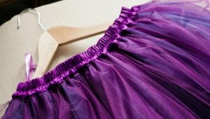 En kjol med ett elastiskt band är en universell sak i varje tjejs garderob