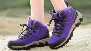Women's trekking boots