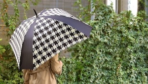 Neliön muotoinen sateenvarjo