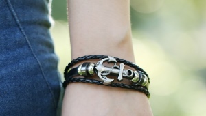 Anchor bracelet