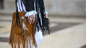 Fringed bag: choices and bold looks