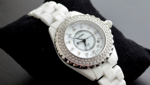 Jam tangan wanita dengan gelang seramik