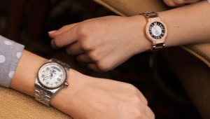 Đồng hồ đeo tay nữ với đồng hồ báo thức