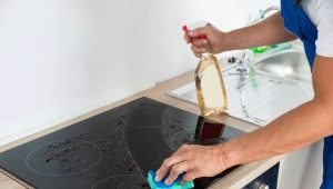 Hoe maak je een glaskeramische kookplaat schoon van koolstofafzettingen?