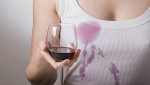 Kaip pašalinti raudono vyno dėmes ant drabužių?