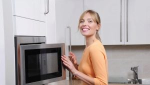 Bagaimana cara membersihkan microwave?