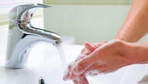 Bagaimana untuk membasuh busa poliuretana dari tangan anda?