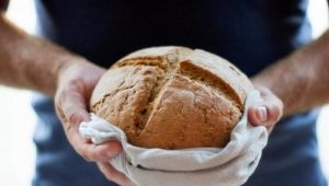 Wie nehmen Sie Brot: mit einer Gabel oder mit der Hand?