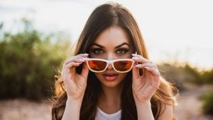Choosing sunglasses for an elongated face