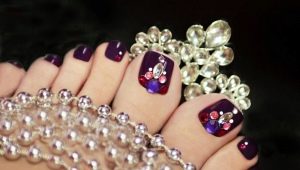 Pedicura con diamantes de imitación en los dedos gordos del pie: opciones de diseño