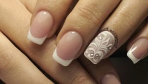 Chaqueta blanca con un patrón en las uñas: ideas originales y relevancia.