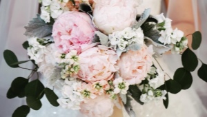 Ramo de novia de rosas peonias