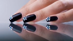 Czarny manicure z kryształkami - połysk i mistyczna tajemnica