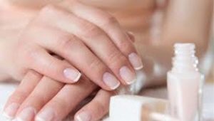 French manicure in beige en melkachtige tinten