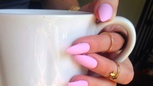 Mga ideya sa disenyo ng matte na pink na manicure