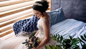 How to make an original bridal bouquet from natural flowers?