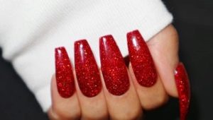 Manicure glitter merah: pilihan reka bentuk dan trend fesyen