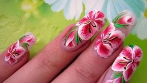 Лилии върху ноктите: дизайнерски тайни и модни идеи