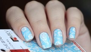Modne pomysły na łączenie niebieskiego i białego koloru w manicure