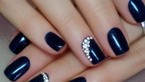 Blauwe manicure met strassteentjes: glans en verzadiging