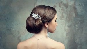 Verzamelde kapsels voor de bruiloft: mooie lange kapsels met een sluier, tiara en kroon