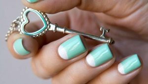 De combinatie van witte en turquoise kleuren in manicure