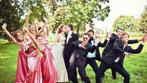 Gli amici ballano a un matrimonio - un regalo originale per gli sposini