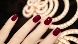 Manicure merah gelap: pilihan reka bentuk dan trend fesyen