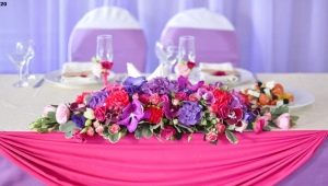 Ziedu kompozīcija uz kāzu galda: īpašības, padomi dekorēšanai un novietošanai
