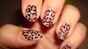 Features and techniques for performing leopard manicure