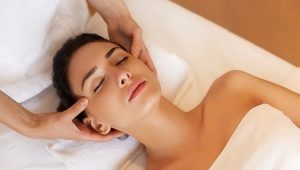 Làm thế nào để thực hiện một massage mặt tại nhà?