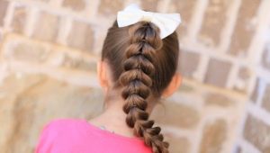Kızlar için örgü dokuma yolları: basit saç modelleri