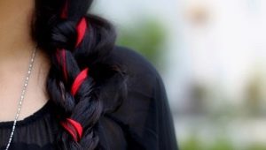 Ang mga subtleties ng paghabi ng mga braids na may mga ribbons