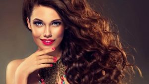 Lockigt hårvård: val av medel, regler för torkning och styling