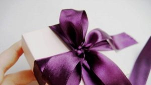 Como amarrar uma fita em um presente?