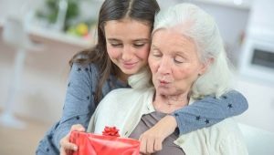 מתנות לסבתא במשך 80 שנה: הרעיונות וההמלצות הטובות ביותר לבחירה