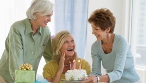 Dovanos mamai 60 metų: geriausi variantai ir patarimai renkantis